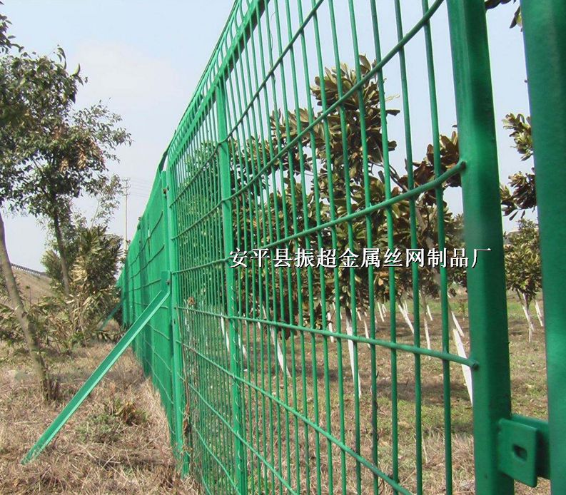 种植防护网,圈地围栏网，钢丝围栏网http://www.apychl.com